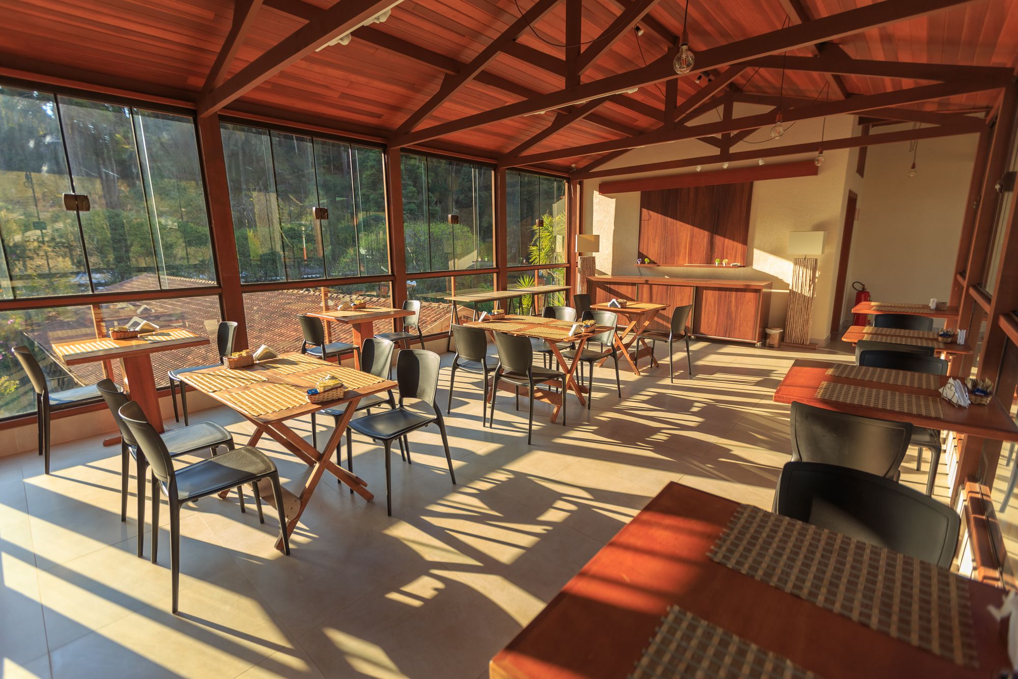 Helles Café-Interior mit Tageslicht
