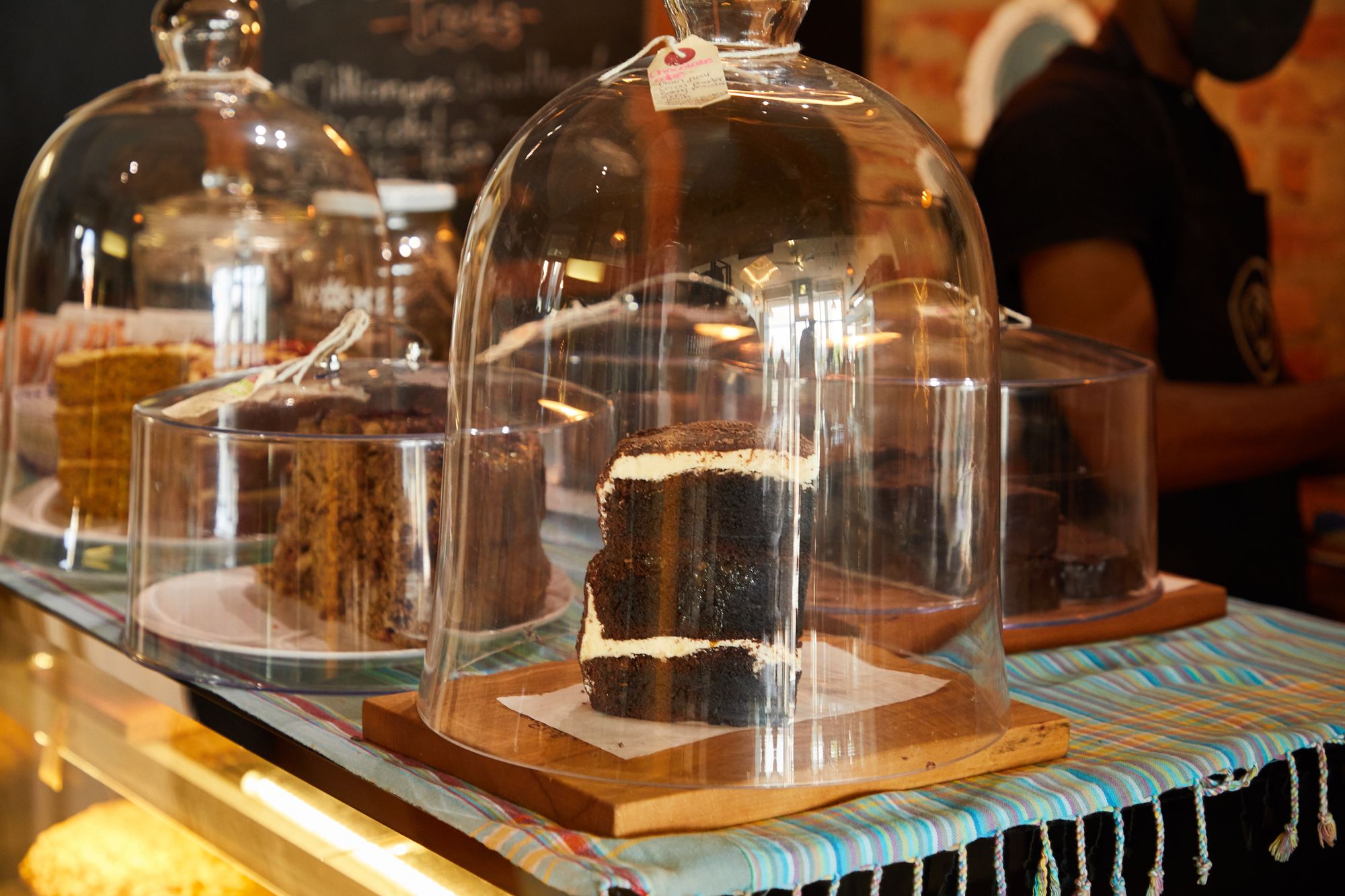 Hausgemachter Kuchen auf Holzbrett