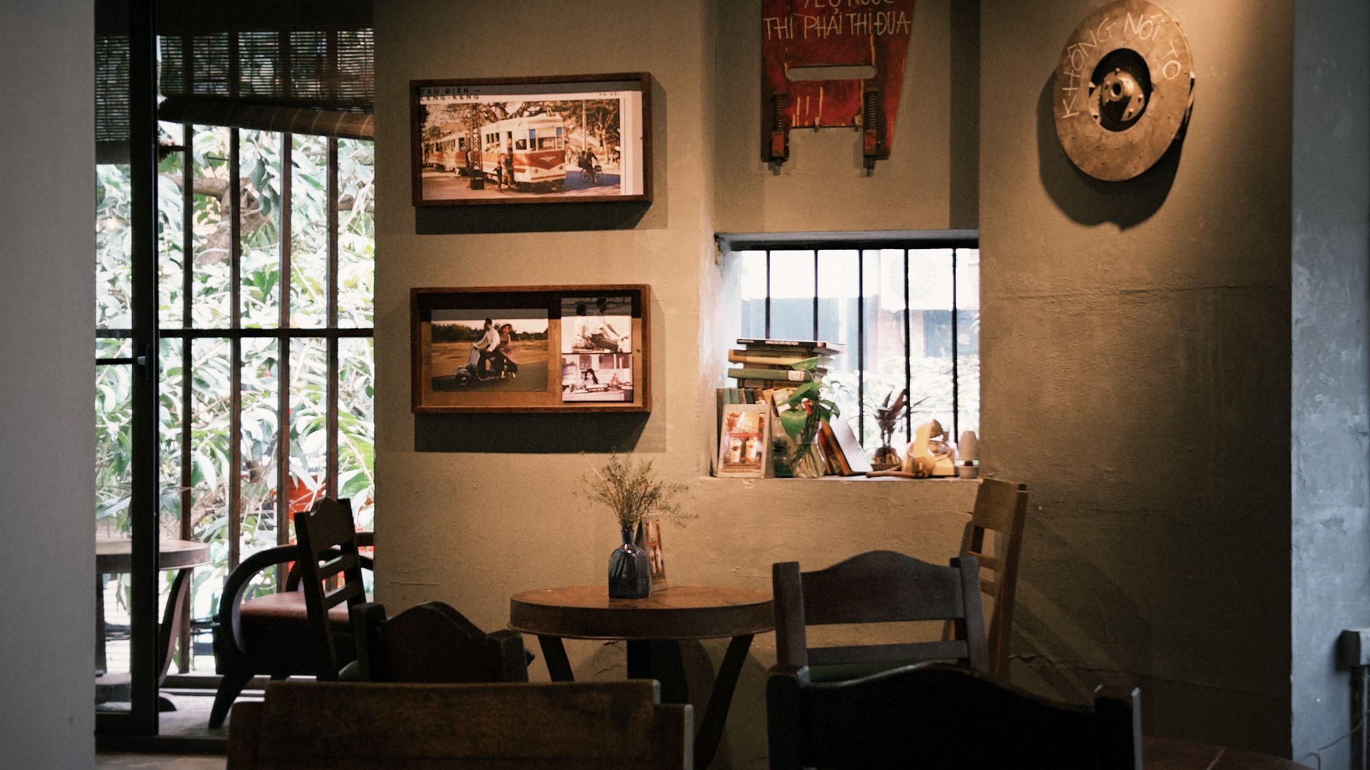 Warmes Café-Interior mit Holztheke und weichem Licht